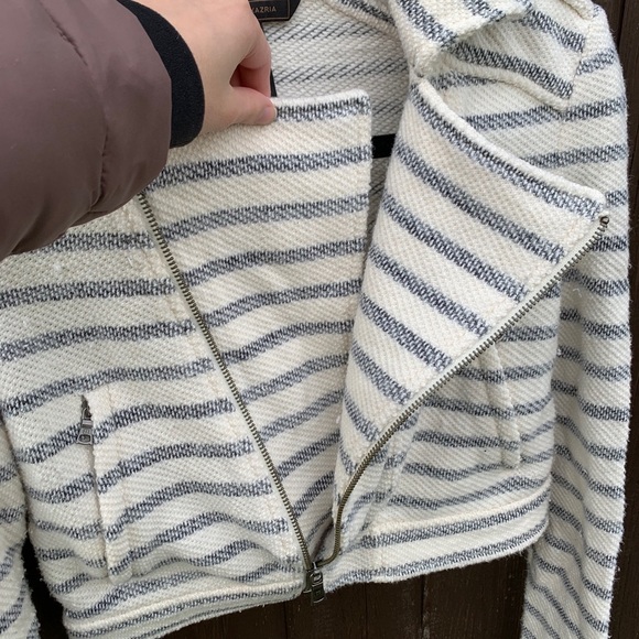 BCBG Cropped stripped Jacket - Picture 2 of 3